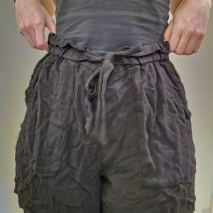 Svarta shorts - Använda men i bra skick.  Hund och katt tillkommer I hemmet, tvättas innan de skickas. Lite skryngliga men går lättt att stryka. Skickas via instabox/ postnord.