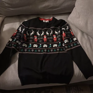 Jultröja strlk 146/152 - Rolig jultröja med tomtar, spelkonsoller, wifi-julmönster. Bra skick. Rök-/djurfritt hem.