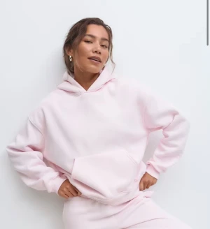Ljusrosa hoodie - Säljer denna super fina och mysiga ljusrosa hoodie från gina tricot!💕