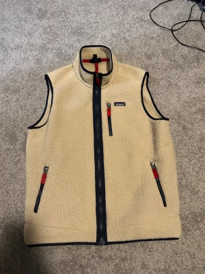 Beige fleeceväst från Patagonia - Nästan helt ny. Använd typ 3 gånger då jag tyckte den var för stor för mig. Är som ny och inga defekter. Storlek L