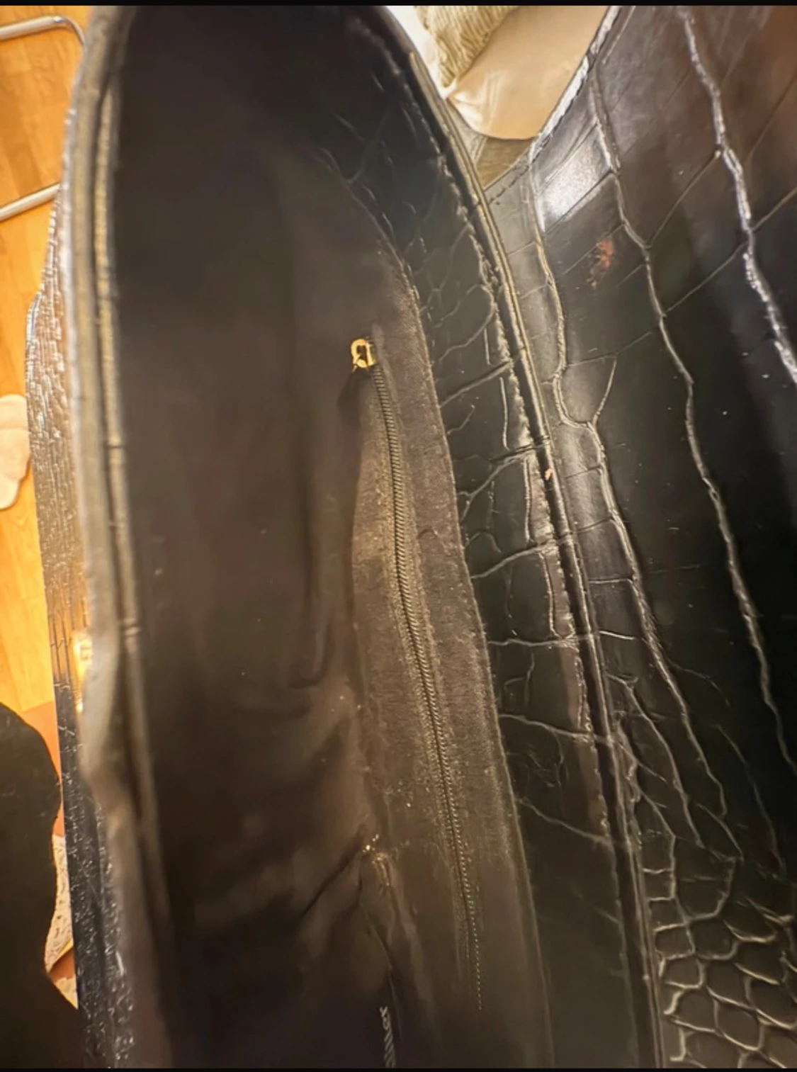 Svart axelväska i croco-mönstrat skinn - 1