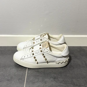 Valentino Rockstud  - Valentino open rockstud, storlek 37 passar 38, skick 8/10, endast skor medföljer vid köp, nypris 8500kr, vid funderingar hör av er.