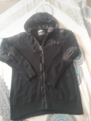 Svart cardigan  med dragkedja från Cipo & Baxx - Säljer en riktigt fet cardigan med stilrena paddings vid armbågarna perfekt för lite kyligare väder🍂💨