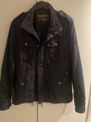 Woolrich jacka  - säljer nu min woolrich jacka för den har blivit för liten. Jackan är i grymt skick.Nypris ligger runt 4500 kr.  Hör gärna av er kring funderingar! 