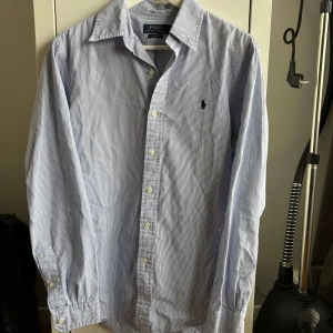 Blårandig Ralph Lauren Skjorta - Blårandig Polo Ralph Lauren skjorta i som nytt skick! M slim fit, sitter som S slim fit. Nypris runt 1700kr.