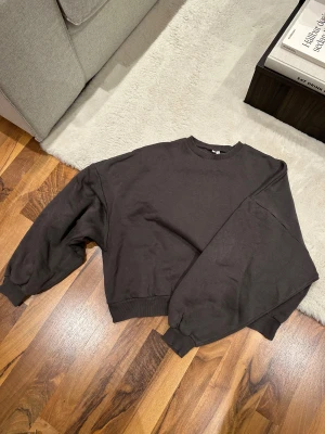 Mörkgrå sweatshirt  - Mörkgrå sweatshirt från Nelly i storlek XS