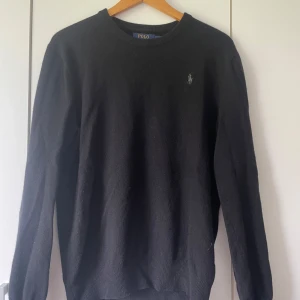 Svart kashmirtröja från Polo Ralph Lauren - Säljer en svart tröja från Polo Ralph Lauren i mjuk kashmir. Knappt använd, pga för liten. Nypris ligger runt 2499 kr. Perfekt för dig som gillar stilrena och bekväma plagg. Hör gärna av er kring frågor 