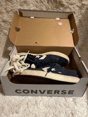 Converse sneakers - Snygga Converse CONS sneakers i mörkblå mocka med vita detaljer och platt sula. Extra snören medföljer🙏 och skorna är inte använda mkt så mkt gott skick!👍 storlek är 40,5 passar 41