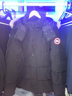 Canada goose jacka  - Min feta canada goose jacka som jag haft i 3 mån ksk, använd typ 10 gånger. Vill ha ny jacka så jag vill bli av med denna nu. Den är XL TG skulle säga att den är som en L. Inga skador på den förutom snöret man hänger upp jackan i den är borta... Riktigt fin päls ingår👌
