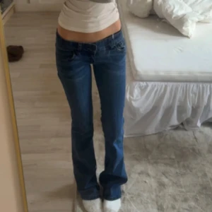 Lågmidjade jeans - Inga defekter, storlek XS/L (xs i midja och L i längd) dragkedjan på de  funkar inte men jätte enkelt att fixa, går att lägga 5 min på de hemma så ska det nog funka igen
