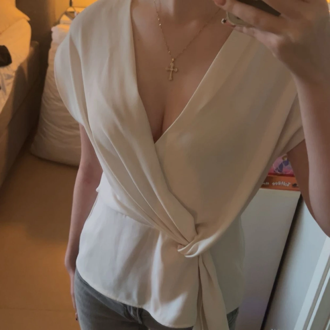 Krämvit omlottblus med knyt