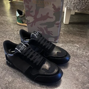 Valentino Rockrunner - Valentino Rockrunner Storlek 43 Pris 3099kr Box följes med. PostNord frakt 1 Dag. perfekta till vinter/Hösten 
