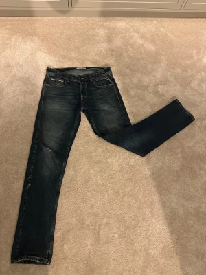 Replay jeans slim/straight - Replay: Grover. Storlek: 29/32. Mått - Längd: 101cm - midja:38cm - Benöppning: 17.5 cm. Modellen är 179 och byxorna är i nytt skick - köpta för nån månad sen. Skriv för mer frågor eller bilder!
