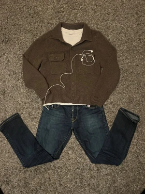 Overshirt från uniqlo - Snygg overshirt som är perfekt för kallare väder eller vår dagar