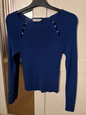 Topp - Jätte fin blå topp från mango med detaljer vid kanterna av nyckelbenen. Använt fåtal gånger och inga defekter💞