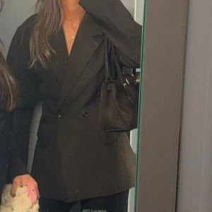 Brun blazer  - Säljer min populära blazer ifrån Gina tricot! Den är just nu slutsåld på nätet, endast använt en gång😍nypris 700 men säljer den för 500