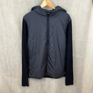 J Lindberg cardigan - Riktigt fet J Lindberg cardigan i storlek M. Helt ny me tags. Modellen är 185.