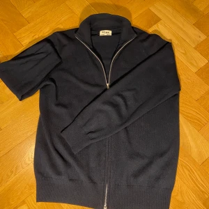 Soft Goat zip - Tja, säljer denna riktigt snygga soft goat zipen. i storleken M. skicket är 8,5/10 ser ny ut.  tar emot byten, bara skicka bud. säljer denna för 1299, nypris 3 tusen. Bara skriva för fler bilder/frågor(: