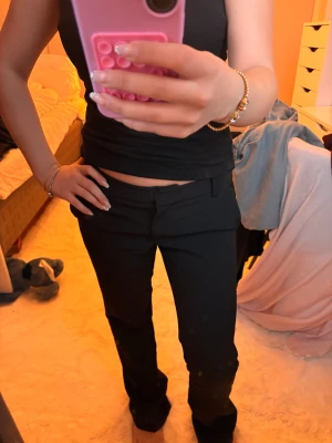 Svarta lågmidjade kostymbyxor från Bik Bok - Säljer ett par svarta kostymbyxor med låg midja och raka ben från bikbok. Modellen heter Vera. Pris kan diskuteras. Om man har frågor eller funderingar så är det bara att höra va sig/ mvh Amanda❣️
