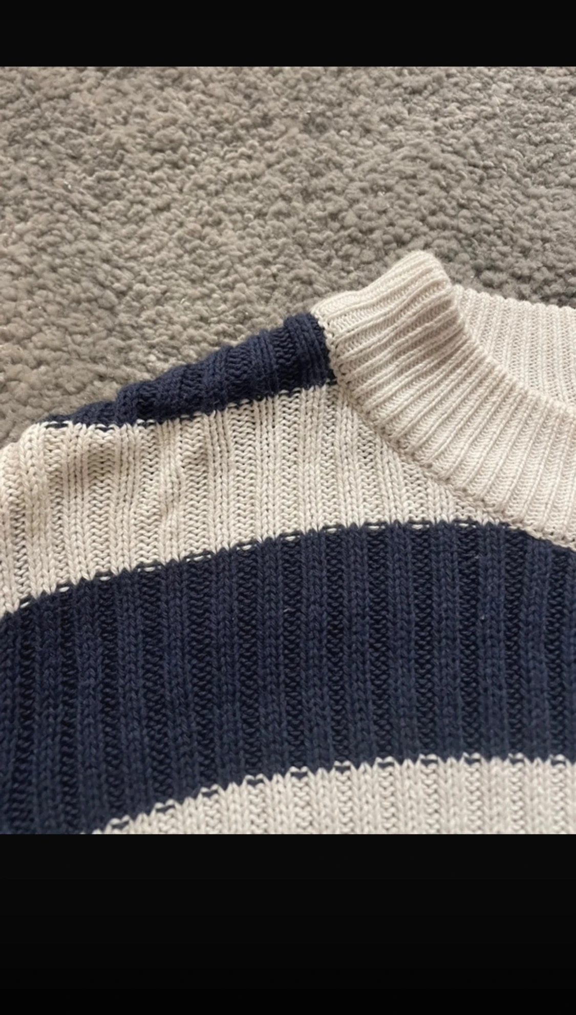 Randig stickad tröja i blått och vitt - 1