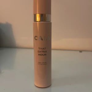 Settingspray Caia - That extra hour settingspray från Caia, mer en hälften kvar