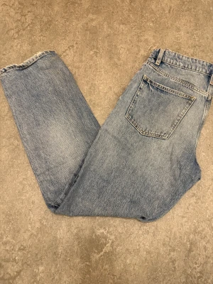 Zara Jeans  - Tja! Säljer dessa stilrena ljusblåa Zara jeansen ! Storlek W29 / Skick 8/10! Passform - Relaxed / Priset är ej hugget i sten,  tveka inte att kontakta vid frågor eller funderingar!