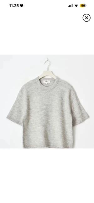 Grå trekvarts tröja  - Säljer min snygga trekvarts tröja från gina som inte kommer till användning längre, den är knappt andvänd💓