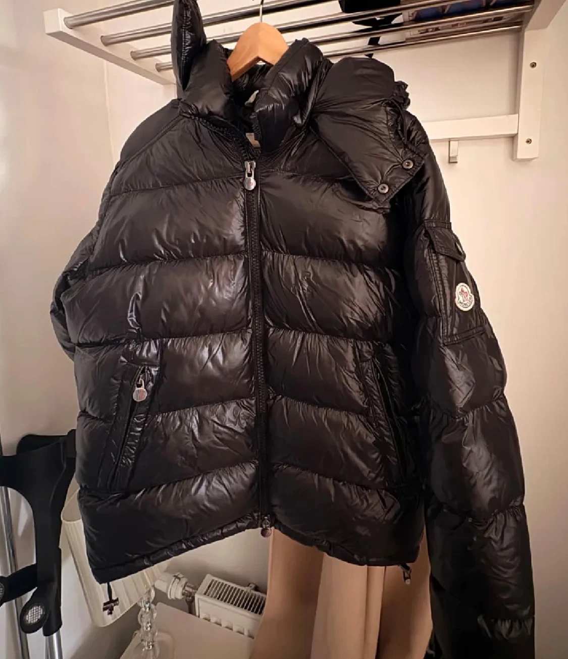 Svart Moncler pufferjacka med huva - 1