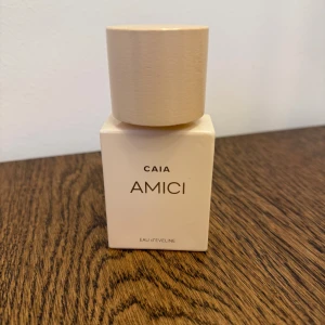 CAIA Amici Eau d'Eveline parfym 50 ml - CAIA Parfym Amici Eau d'Eveline. Perfekt för dig som gillar trendiga och moderna dofter. I princip oanvänd, ca 90% kvar i flaskan 