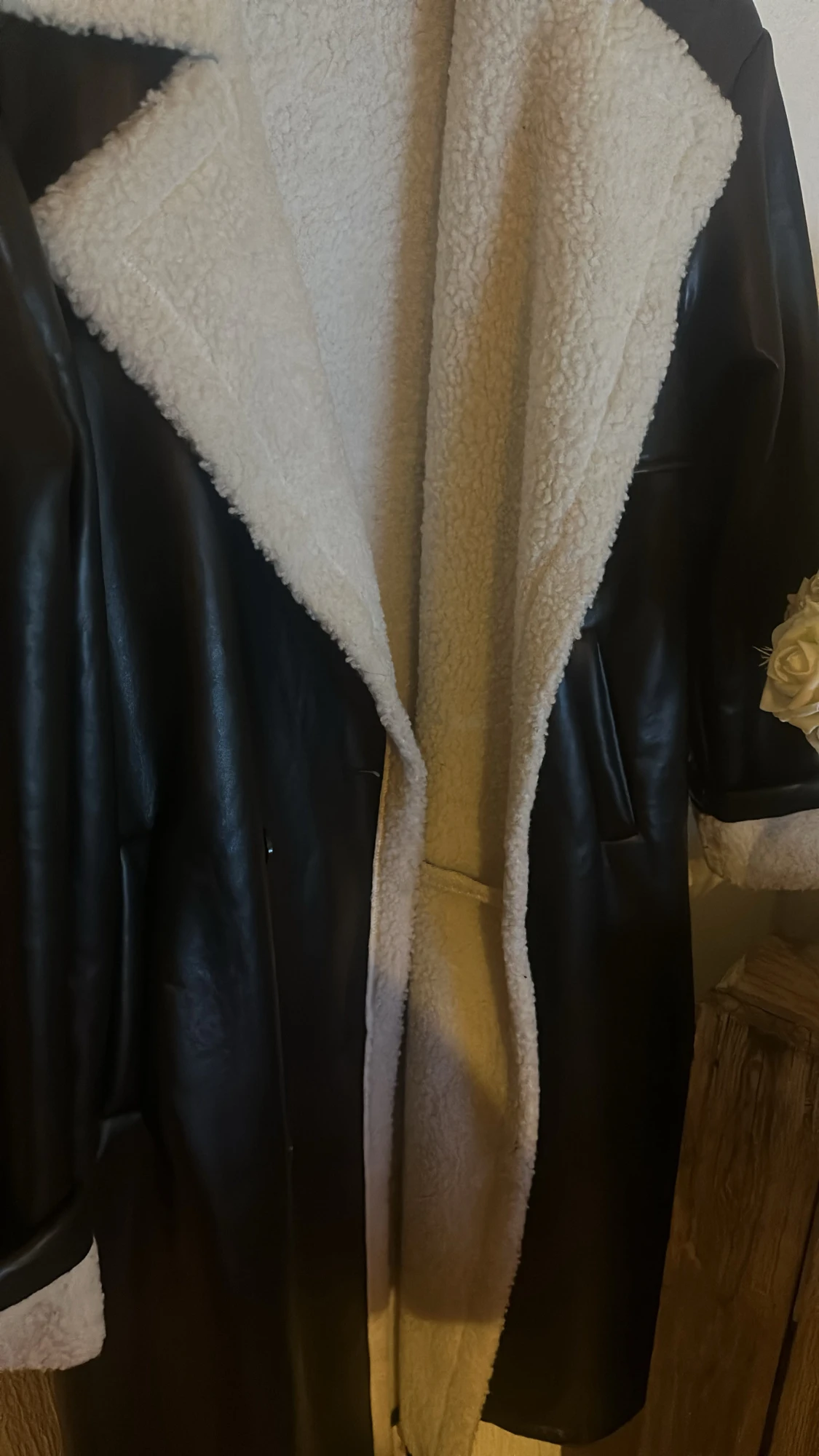 Svart teddyrock med vita detaljer - 1