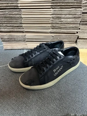 Svarta Saint Laurent skor - Svarta Saint Laurent skor i storlek 41. Använt skick men har mycket kvar att ge. Nypris: ca 7000kr.  Mitt pris: 1799kr. Vid frågor eller funderingar, tveka inte att höra av dig.