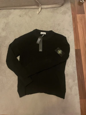 Svart stickad tröja från Stone Island - Säljer denna svart stickade stone island tröjan. Den är i storlek L och har en mer slim fit. Tyvärr saknas det en rätt knapp men den är utbytt mot en annan knapp så den ändå sitter. Priset är ej hugget i sten! Har emot intressanta byten!