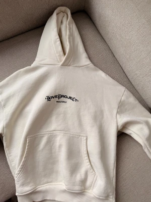 Vit hoodie från LoveProject - Säljer en krämvit hoodie från LoveProject med svart tryck både fram och bak. Hoodien är i nyskick. Köpt från zalando för 900kr. Säljer för 700. Pris kan diskuteras vid snabb affär. Storlek XS men passa även S