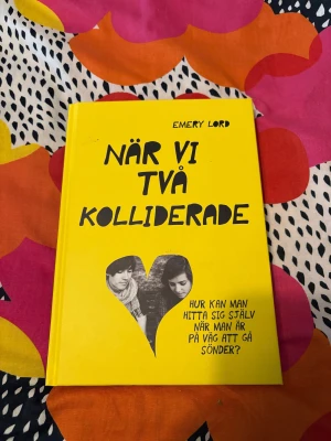 När vi två kolliderade - En färgstark ungdomsbok om mötet mellan två olika personligheter, kärlek och att hitta sig själv när livet känns svårt. Perfekt för dig som gillar känslor, relationer och att följa unga människors utveckling. Modern design och tilltalande omslag.