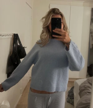 Ljusblå stickad tröja  - Supermysig ljusblå stickad tröja med rund hals och långa ärmar från Gina. Kommer tyvärr inte längre till användning. 