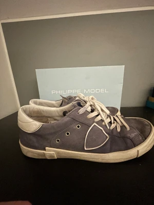 Philippe Model blå sneakers med mocka - Snygga Philippe Model sneakers i mörkblå mocka med vita detaljer och snörning.          Säljer eftersom jag ej andvönder längre         Skriv vid minsta fundering 