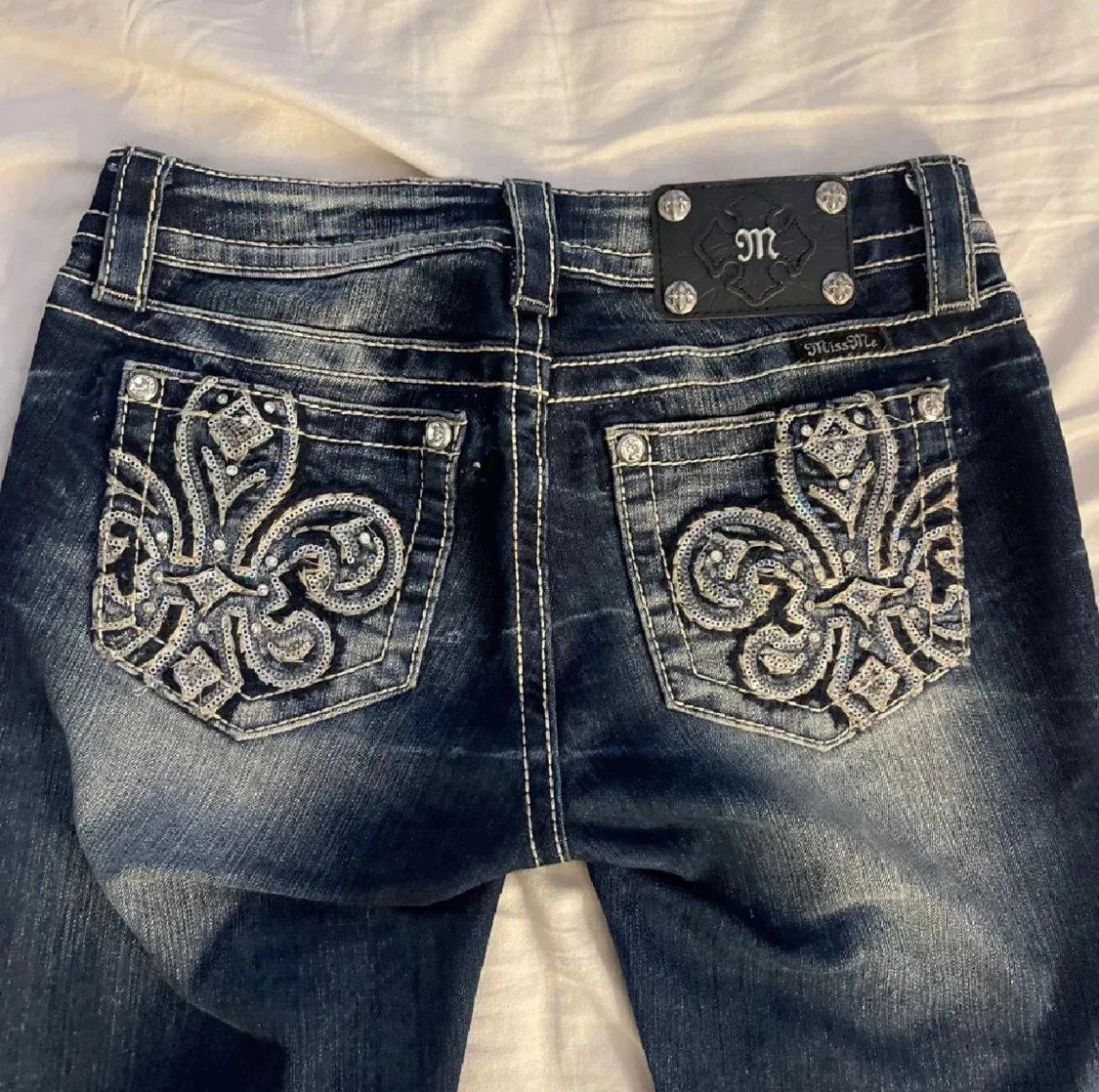 Utsvängda miss me jeans