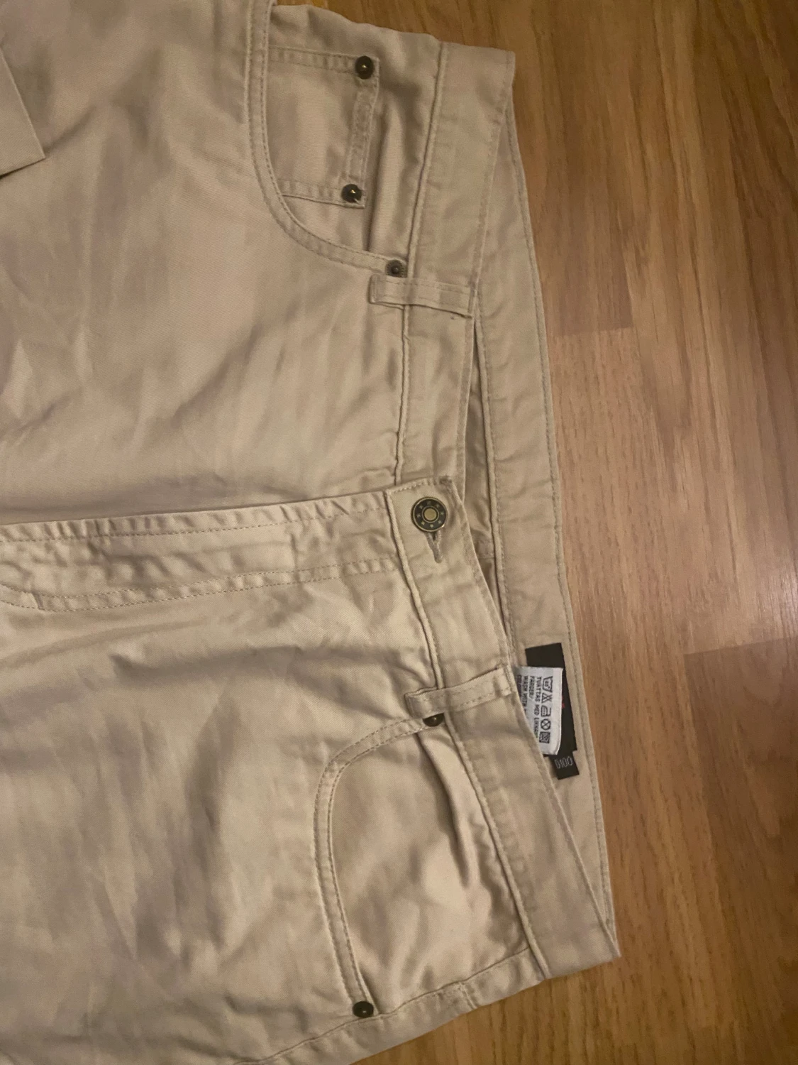 Beige raka jeansbyxor. - 2