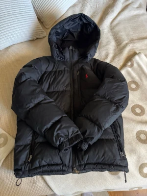 Svart Polo Ralph Lauren pufferjacka   - Varm och fin Ralph lauren dunjacka som använts sparsamt utan defekter. Perfekt nu när det är lite kallare. Pris kan diskuteras