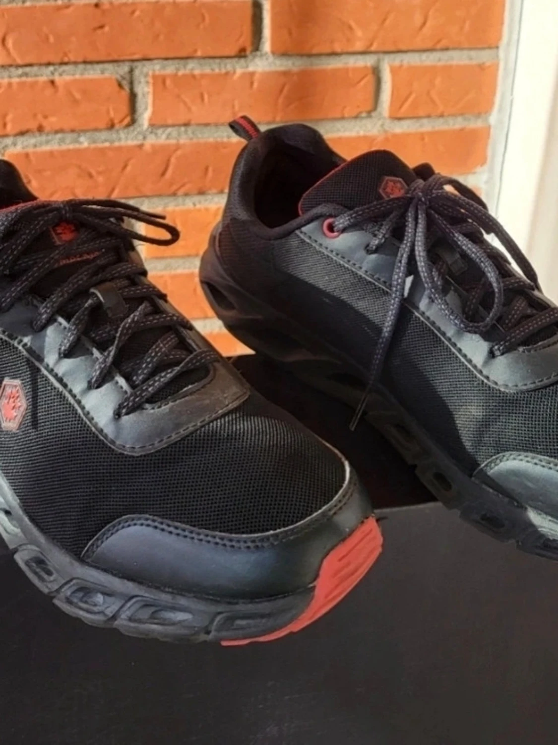 Lumberjack Svarta sneakers med röd detalj 43