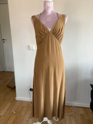 Sommarklänning från Esprit - Klänning från Esprit i 100% viskos. Aldrig använd dock handtvättad en gång men i nyskick. Storlek 38. Har fin detalj i ryggen och underkjol.  44 cm från armhåla till armhåla.