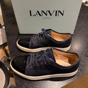 Lanvin - Tjena tjena! Säljer nu mina lanvins i ett otroligt bra skick! Använda några på jobbet och lite på fritiden men inge mycket. Har fått hem andra därav gör jag mig av med dem! Storlek 44, 2 dustbags samt box och extra skosnören ingår vid köp. Bara att höra av er vid intresse, kan tänka mig gå ner lite vid snabb affär! 😊👍