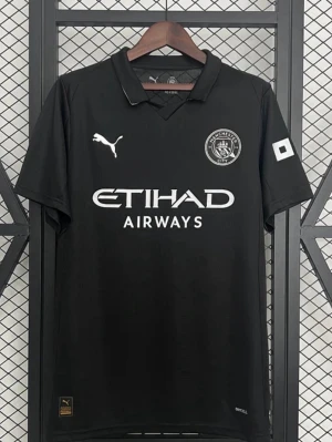 Manchester city 25/26 bortaställ - Säljer en svart Manchester City tröja från Puma med klassisk krage och vita loggor. Tröjan har broderad klubbmärke, Etihad Airways-tryck och detaljer på ärmarna. Materialet är lätt polyester med RE:FIBRE-teknologi för extra komfort. Perfekt för fotbollsfans!(OBS! storleken på bilden är fel eftersom tröjan inte är hemma)