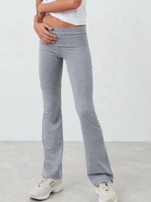 Grå bootcut mjukisbyxor från Gina Tricot - Säljer ett par grå mjukisbyxor från Gina Tricot i storlek XS. Byxorna har bootcut-snitt och är tillverkade i mjukt bomullsmaterial med stretch. De har en bred midja och sitter skönt mot kroppen. Perfekta för chill dagar eller när du vill vara extra comfy.