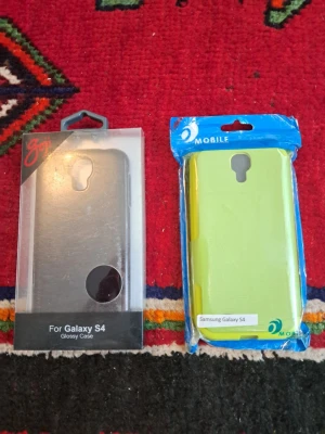 Samsung Galaxy S4 mobil skal 2 st - Säljes:  Två stycken för Samsung Galaxy S4. Ett svart Goji glossy case och ett grönt Mobil skal.  Skickas via posten men köpare står för frakten. Vid övriga frågor skicka meddelande.  Lämnar självklart god omdömen om köparen gör det.  Ingen återköp eller retur om köparen går med på köpet.  Kolla gärna in mina andra annonser!