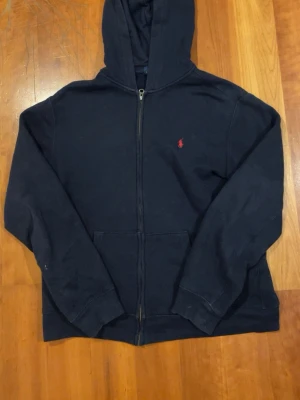 Polo Ralph Lauren zip hoodie  - Väldigt fin hoodie i otroligt bra skick, pris kan diskuteras