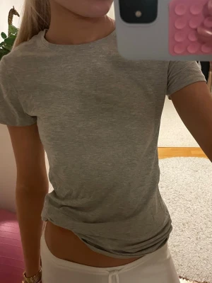 Grå basic t-shirt  - Säljer en grå t-shirt från primark! Jättebra skick! Knappt använd! Storlek xxs men den är ganska stor i storleken!