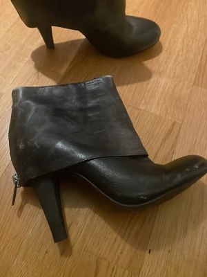 Klackskor  - Säljer ett par svarta klackar från Bronx som tyvärr var för små så jag har aldrig använt dem, har egentligen 39/40 så passar någon med 38/37, dem ser smutsiga ut men det är designen, är snyggare i verkligheten 