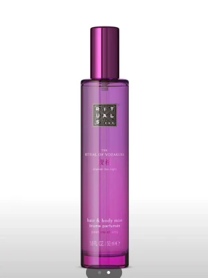 Rituals Hair & Body Mist - Fräsch hår- och kroppsmist i snygg lila flaska. Perfekt att spraya på när du vill känna dig extra fräsch under dagen. Volym: 50 ml. Variant: Yuzu & Cherry. Fick den i julklapp och tyckte inte doften passade mig därav säljer jag den 🍒