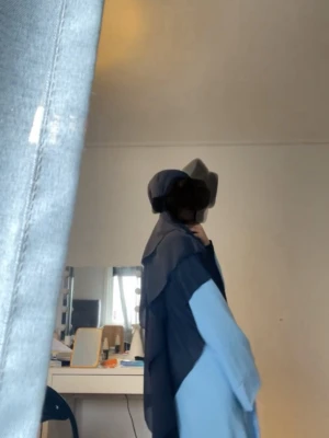 mörkblå khimar i ciffong  - super fin mörkblå khimar i ciffong köpt på rosengårdcentrum. Använd typ 2 gånger max!